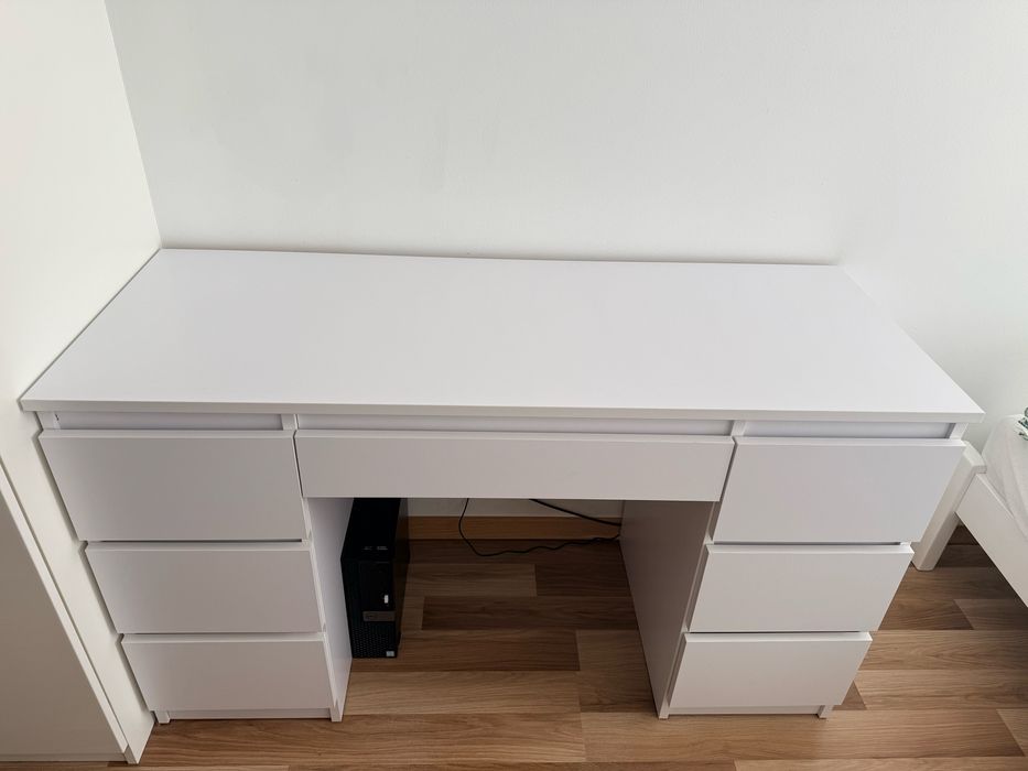Białe biurko jak nowe