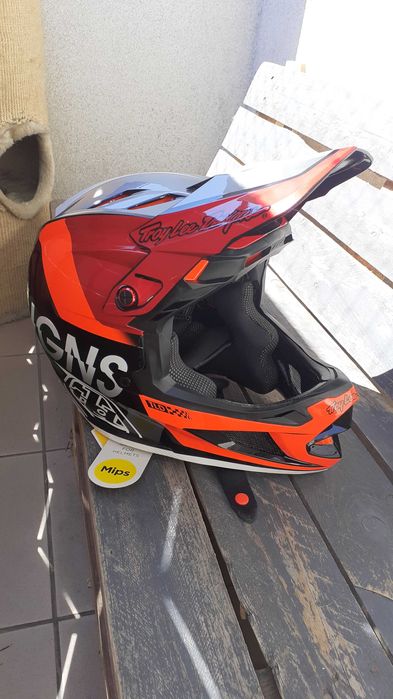 Nowy kask Troy Lee Designs D4 Composit MIPS
