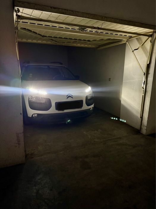 Aluga-se garagem