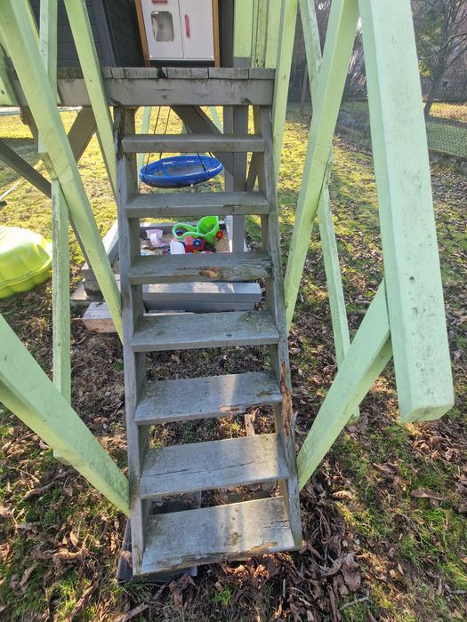 Domek ogrodowy ze zjeżdżalnią i huśtawką