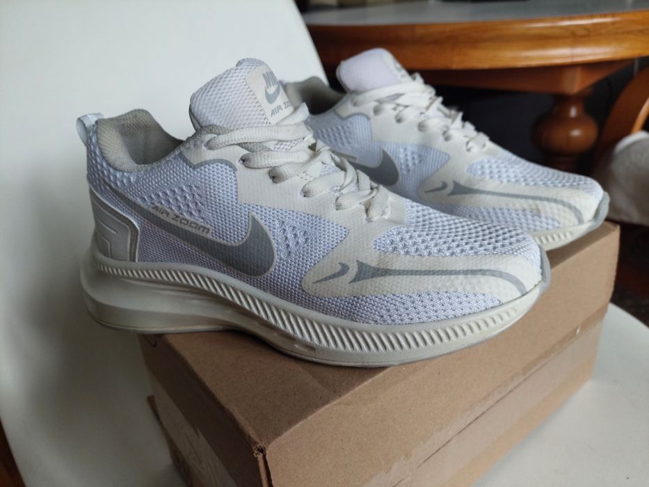 Białe damskie buty sportowe