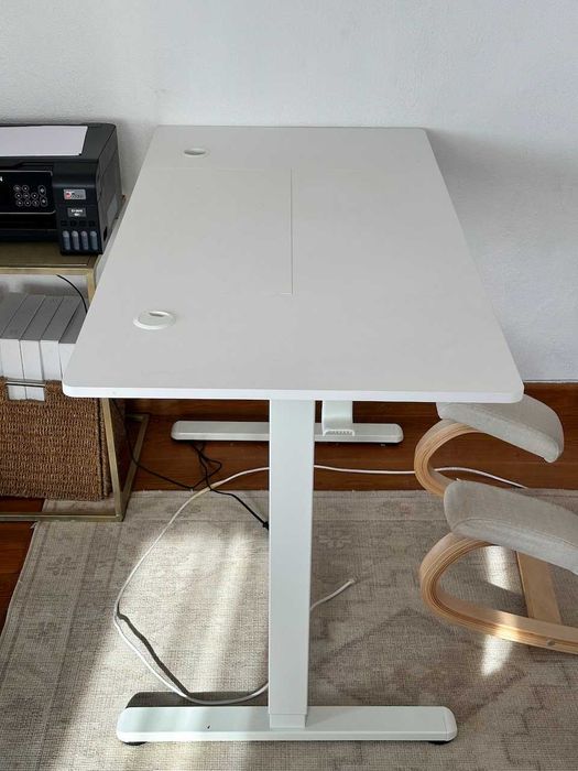 Secretária com elevador elétrico