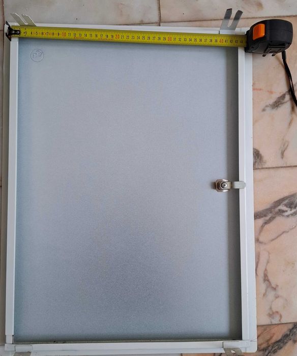 Escotilha de inspeção metálica com fechadura 600×440 mm.