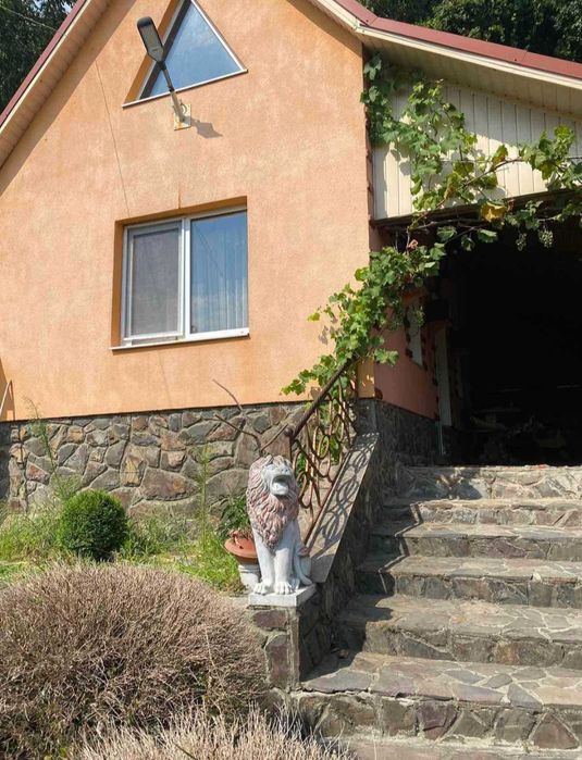 Здається будинок можливо на  дві родини.