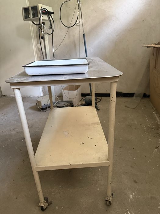 Stolik szpitalny prl plus dwie kuwety metalowe