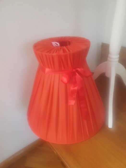 Duży abażur na żarówkę