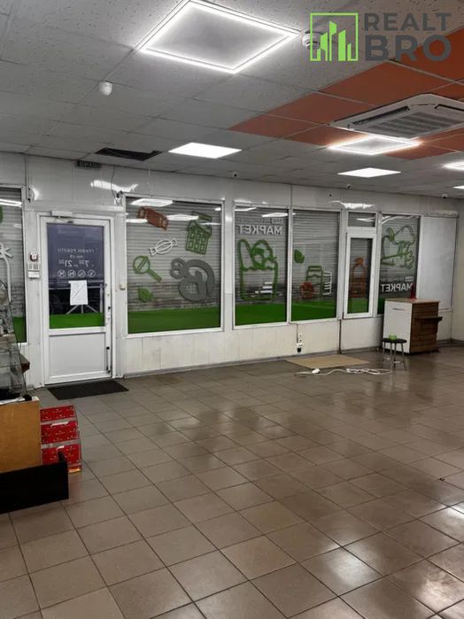 Фасадна торгова площа, хороший пішохідний трафік!