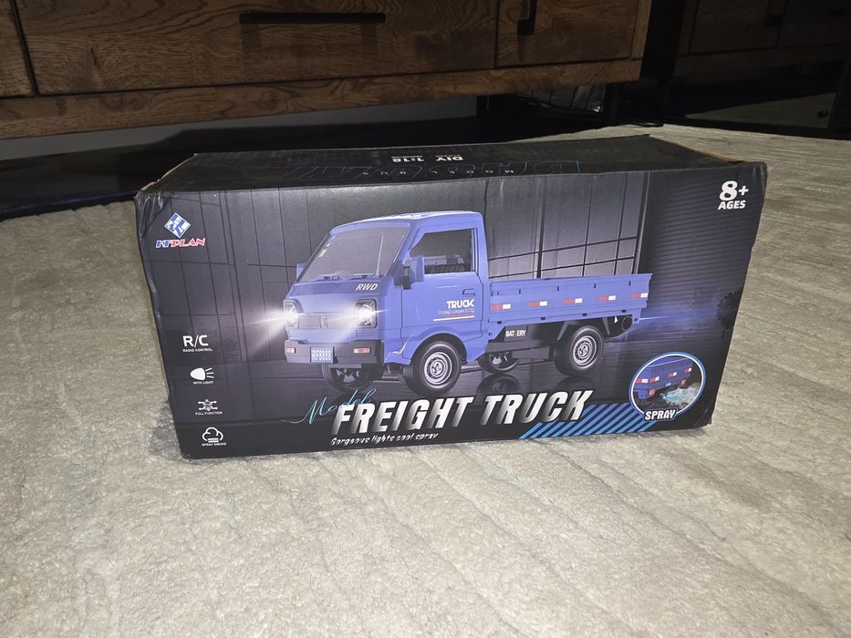 Автомобіль на дистанційному керуванні, масштаб 1:18