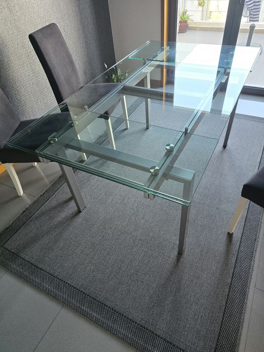 Mesa extensível (160 até 240) x 90 cm

Fechada = 1.60m
Aberta parcial