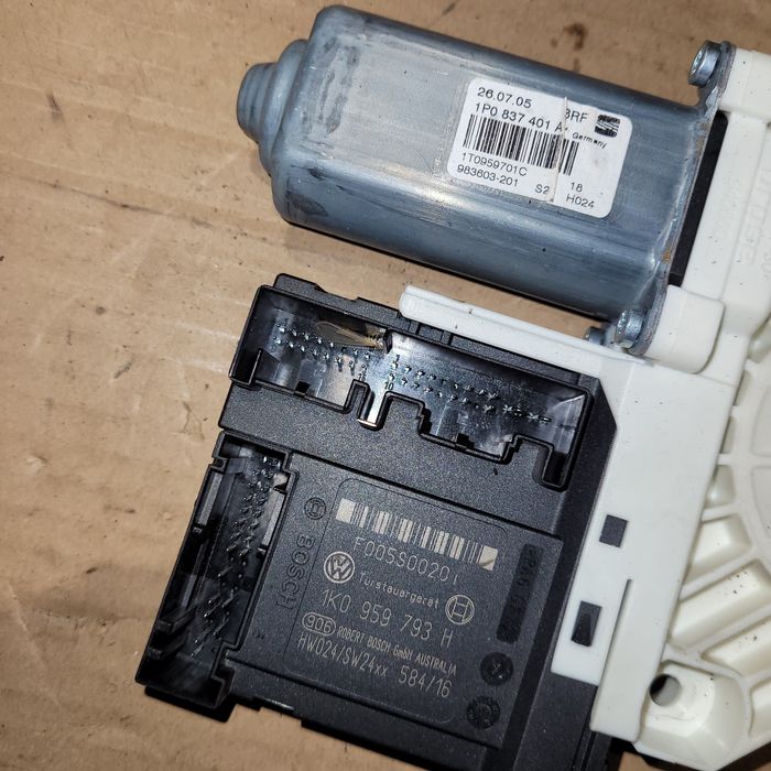 Silniczek moduł szyby przód lewy seat Leon II 2005r