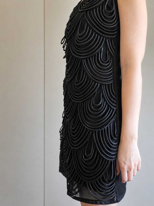 Vestido Preto com Aplicações Entrançadas 3D