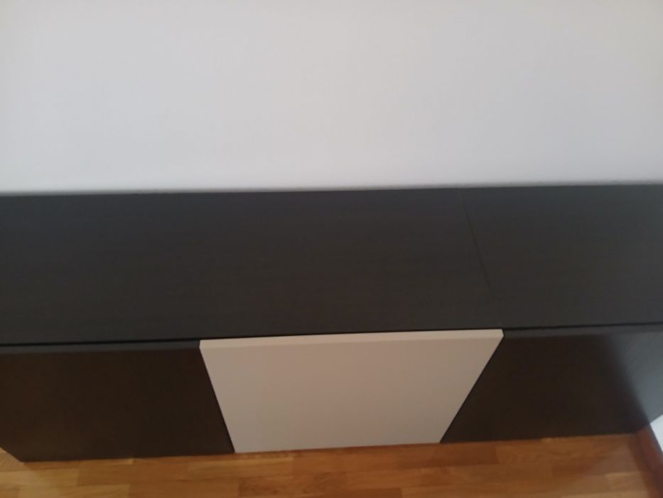 Aparador sala com 3 portas e prateleiras. Castanho e bege
