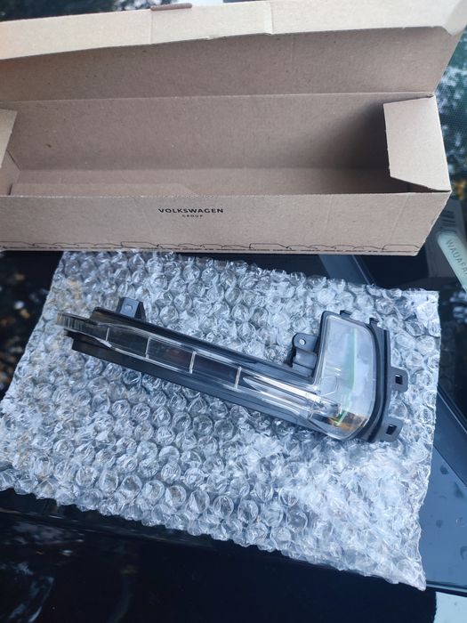 Повторітєль правий ауді А4 б8