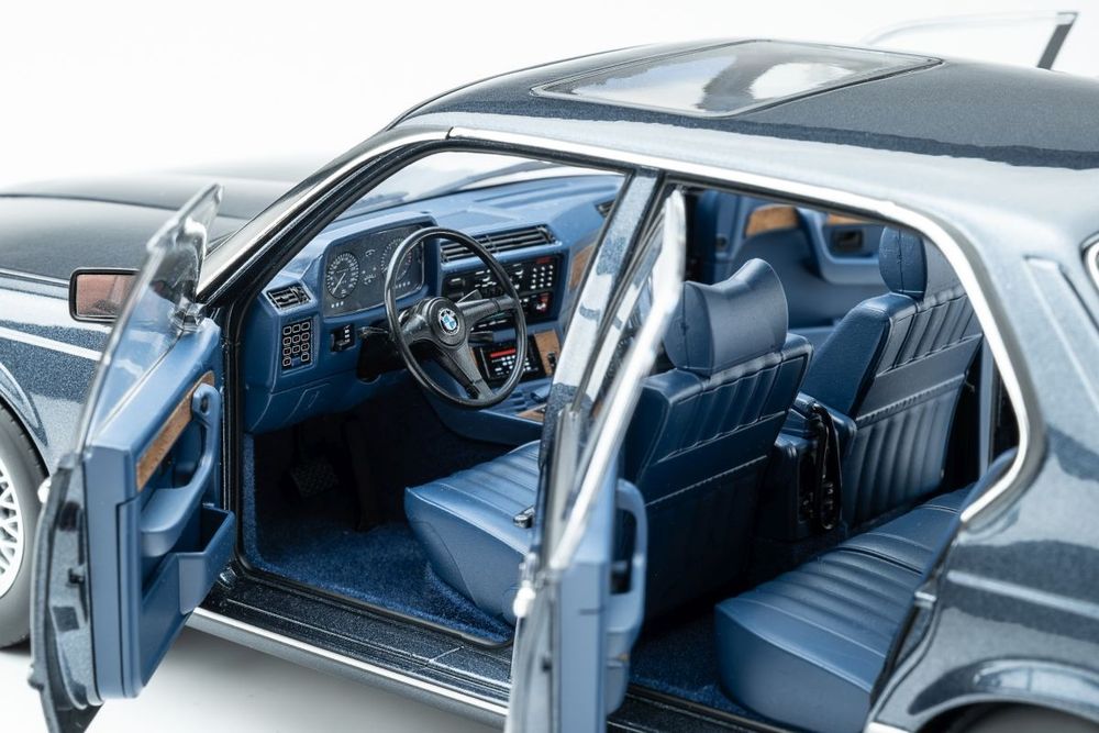 BMW 745i E23 (1984) Arctic Blue metallic Touring Modelcars 1:18
