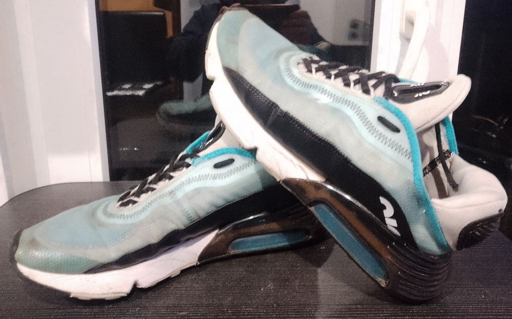 Кросівки Adidas та Nike