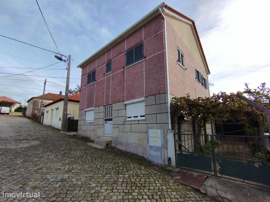 Edifício c/ Dois Apartamentos - T2 + T3 - Tortosendo — Tortosendo, Castelo Branco