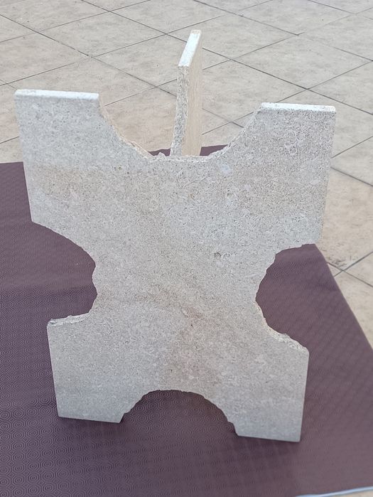 Mesa com pés em pedra e tampo de vidro biselado