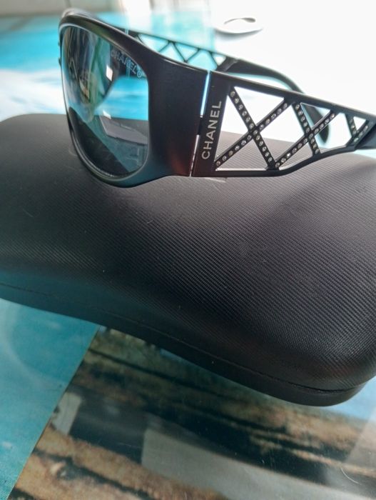Óculos de sol Chanel originais com caixa