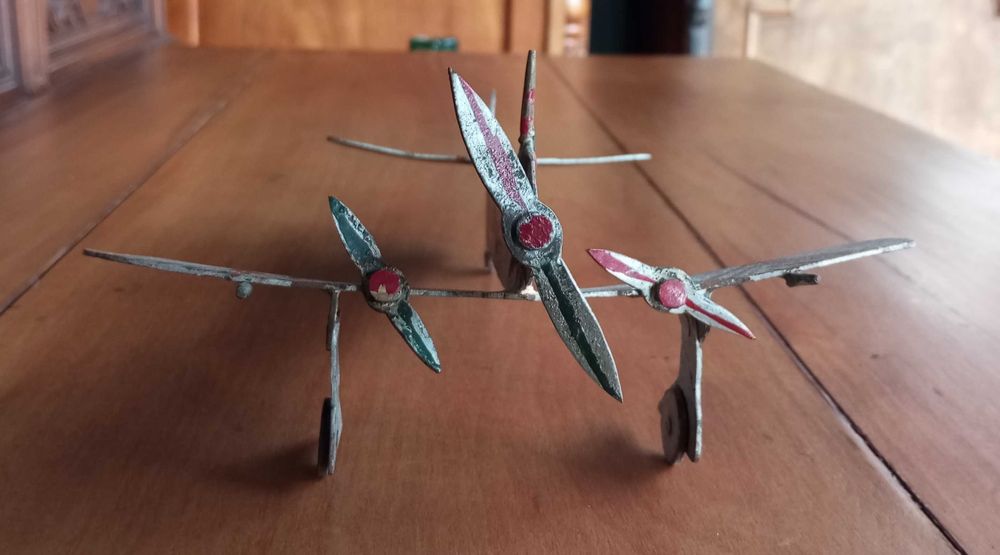 Antigo brinquedo artesanal Avião Alemão II Guerra Mundial em ferro