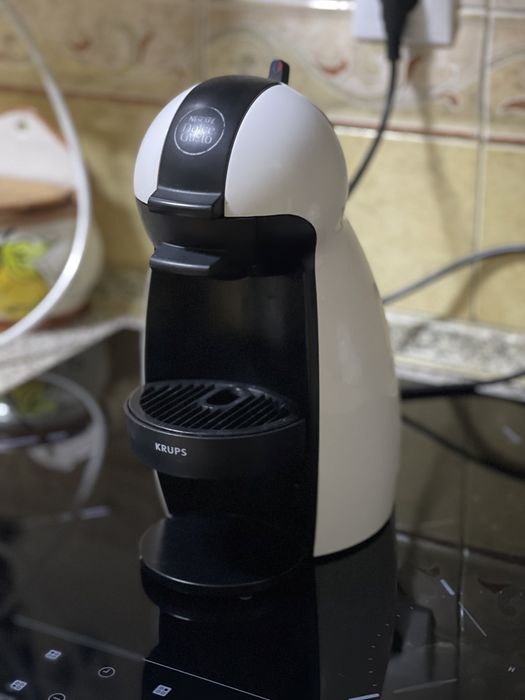 Duas maquinas de cafe dolce gusto e uma maquina de fazer cachorros
