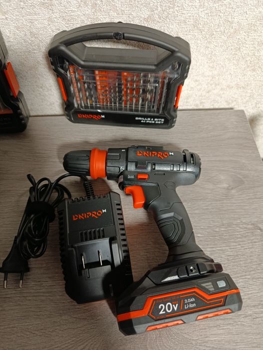 Ударний шуруповерт