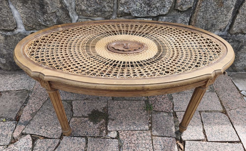 Mesa com tampo em palha muito antiga oval