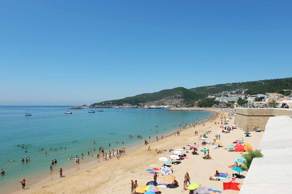 AP Isamar-T1, Centro a 50 metros da Praia Ouro, Sesimbra - Garagem Disponível, Maio, Junho e Setembro