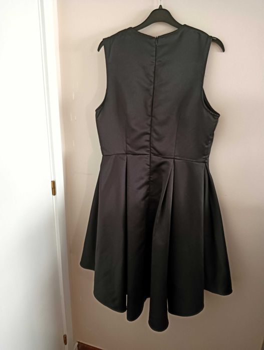 Vestido Preto Assimétrico com Busto Estilo Corpete – Tamanho M