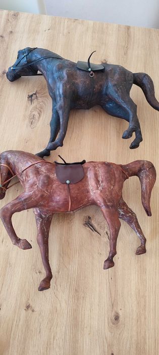Escultura de figura de cavalo vintage em couro