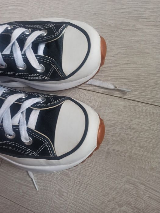 Converse na platformie 37