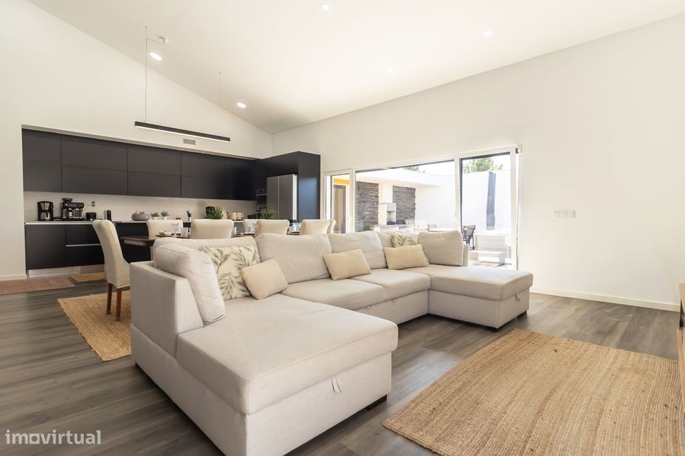Moradia T4+1 com piscina | Perto de tudo, longe do ruído