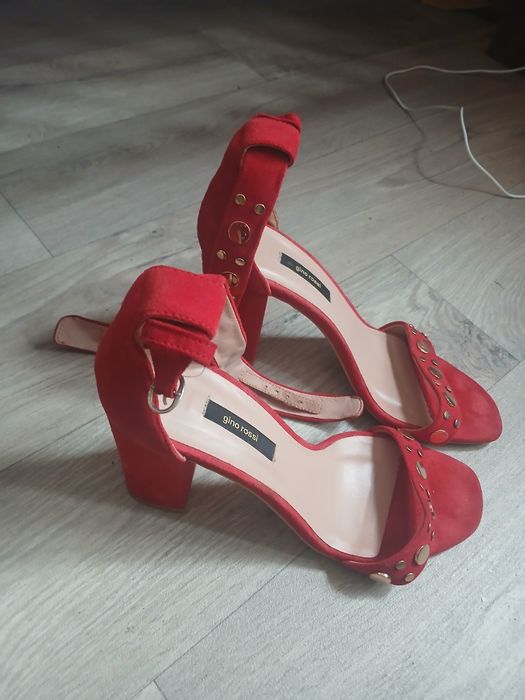 Buty Gino Rossi na słupku