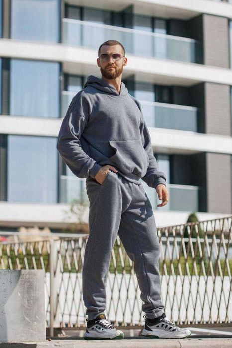 Різні чоловічі костюми на флісі