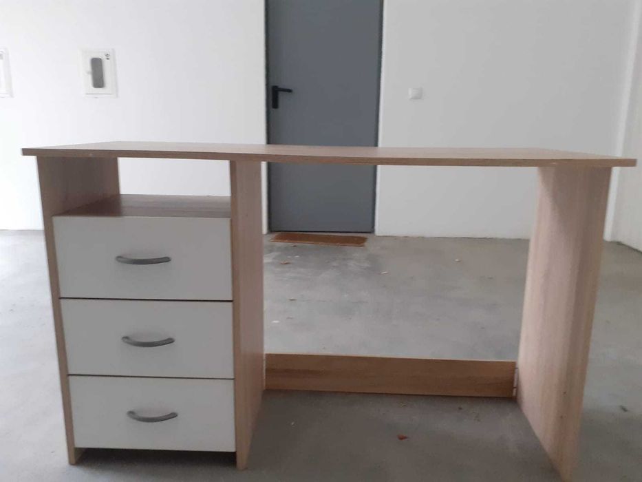 Secretária com gavetas