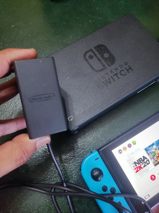 Consola Nintendo Switch em ótimo estado, com todos os acessórios.

- Inclui base de carregamento.
- Joy-Cons nas cores azul e cinza.
- Ca