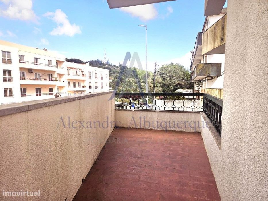 Apartamento T2 com Terraço, Arrecadação e Parqueamento | Sesimbra