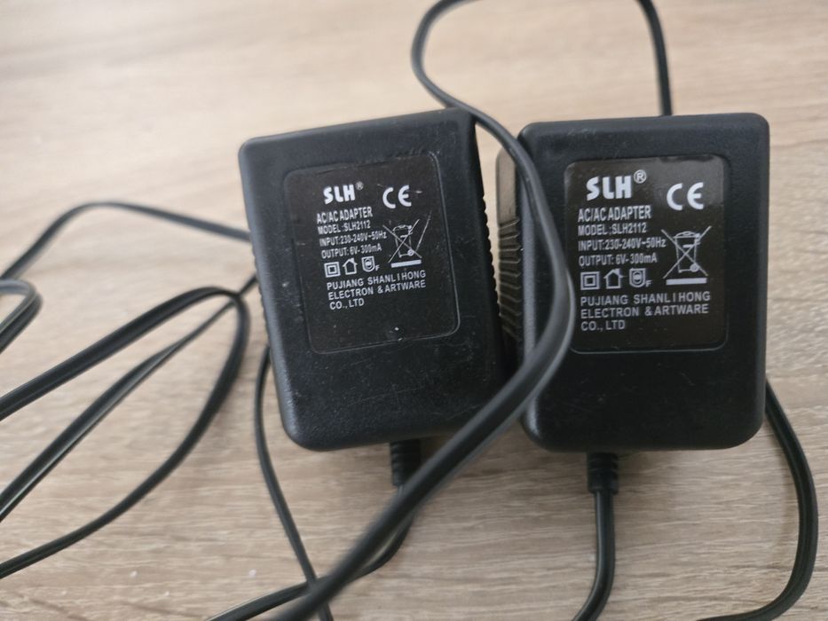 Zestaw 2 adapterów AC/DC Caution