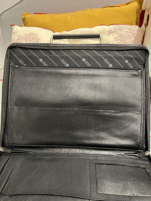 Pasta/mala preta, em pele