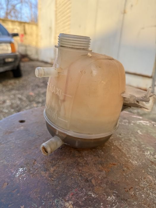 Розширювальний бачок на Dacia Logan