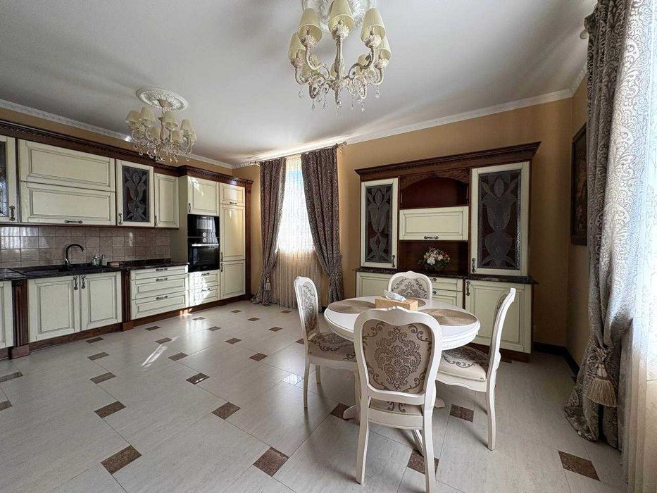 Продаж будинку 355 м² та 21 сот. землі у с. Конопниця