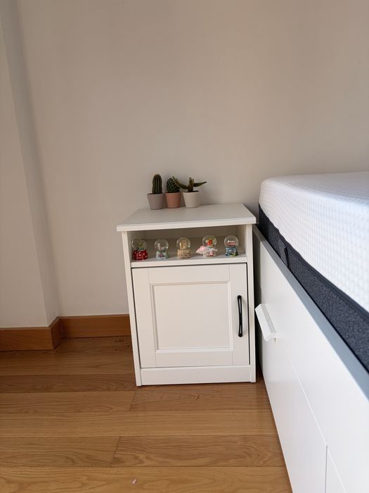 Duas mesinhas de cabiceiras