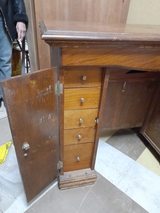 Movel de máquina muito antiga