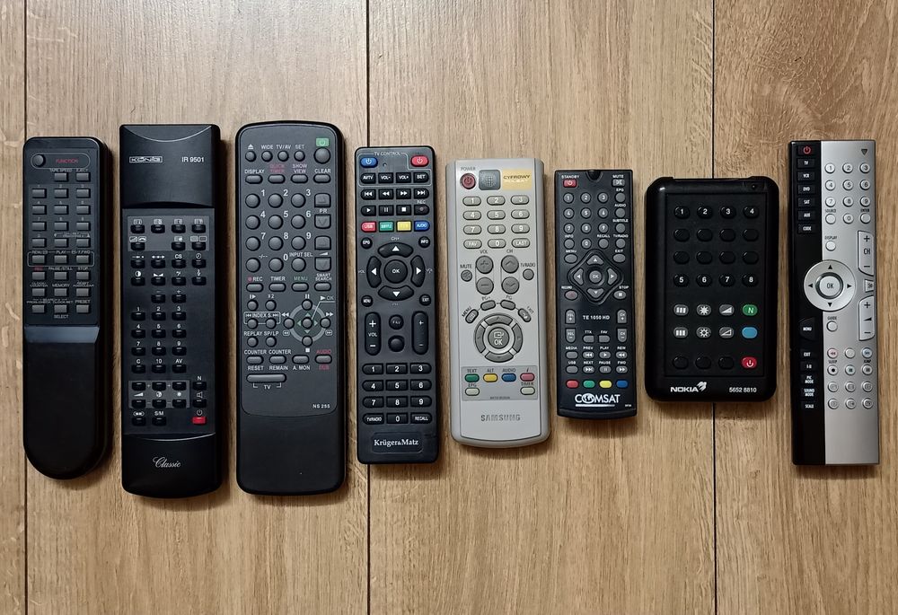 Zestaw 8 pilotów: tv, video, tunery, dekodery.