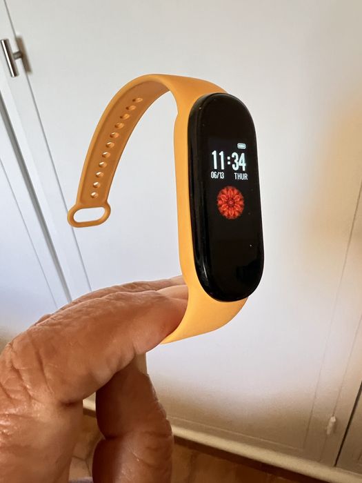 Smart watch amarelo novo