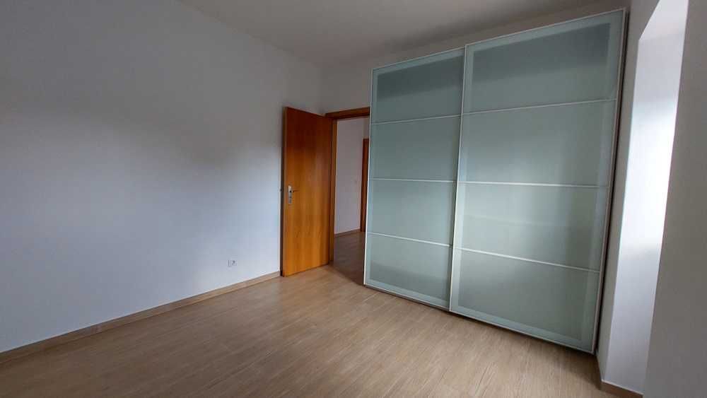 T2 como novo com varanda e entrada independente na zona de Pêro Pinheiro / Sintra