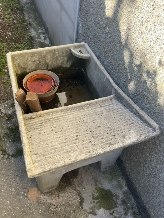 Tanque de Lavar Roupa em Cimento Robusto, Muito Resistente