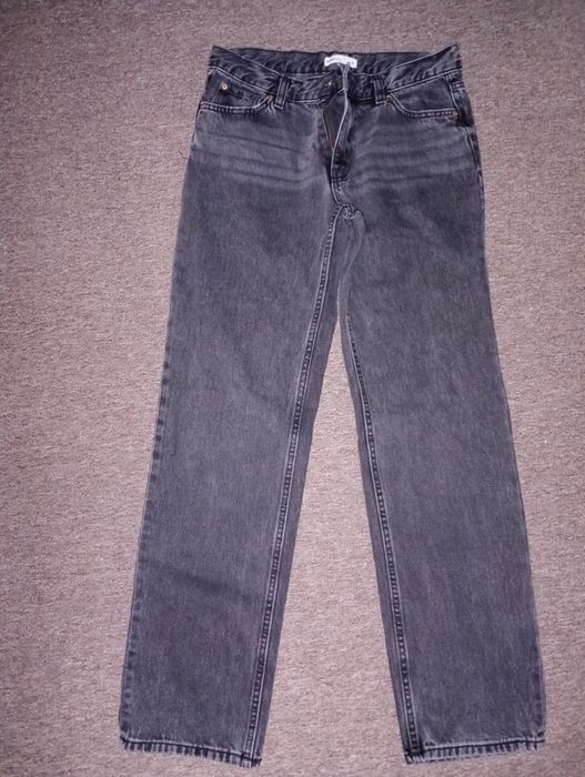 Perfect jeans rozmiar 36 szare proste nogawki niewysoki stan
Nie mają