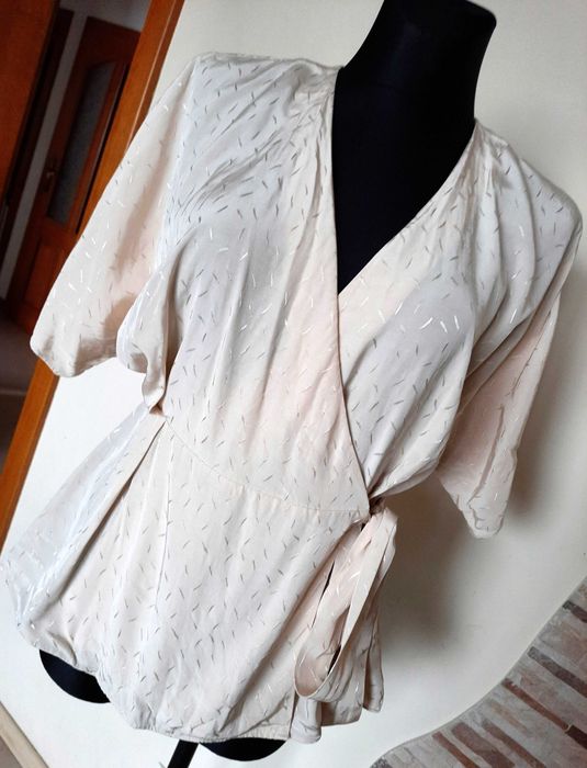 H&M Premium elegancka bluzka przekładany dekolt zakładka wiązana beżowa luźne rękawy kimono r. M/L