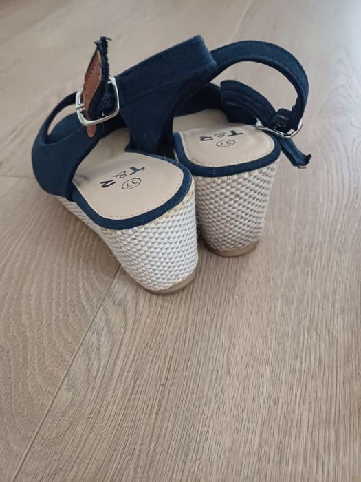 Buty sandałki na konturnie 37 nowe