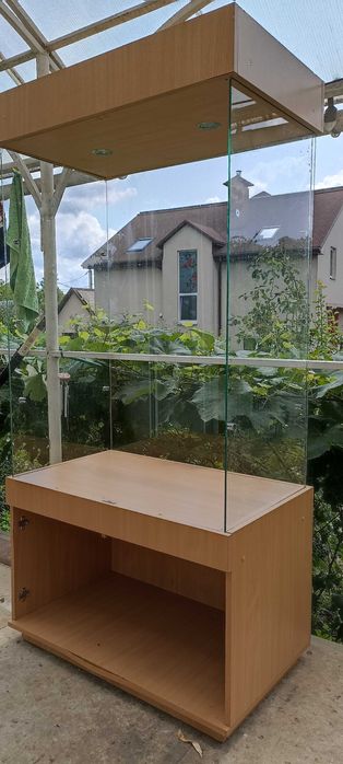 шкаф - вітрина з підсвіткою